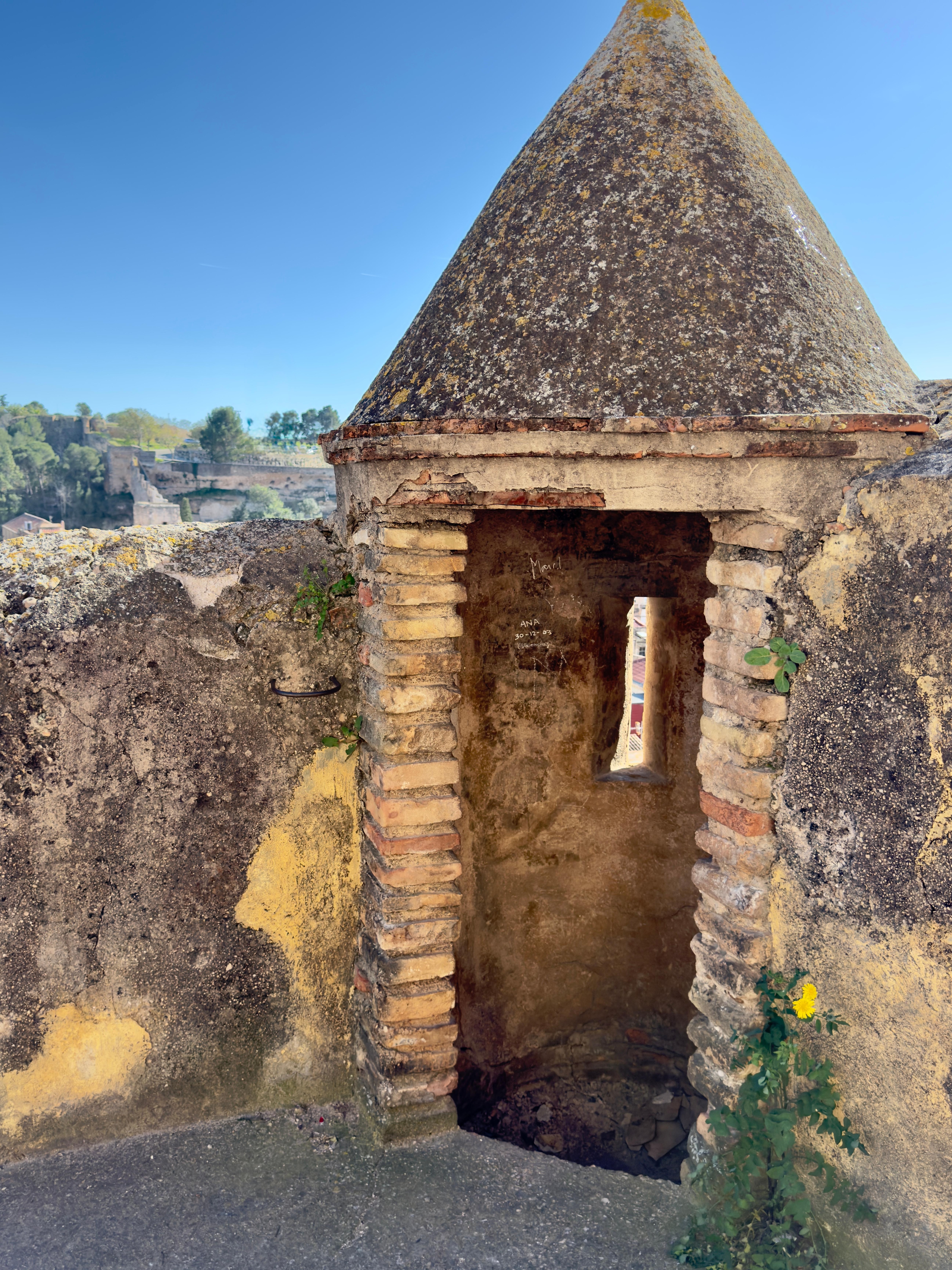 Sentry house on the steep walk up to the Parador