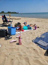 Da beach! And one more cousin...now we're only missing 2!