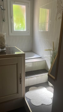 Des marches pour accéder à la baignoire sans poignée incohérent