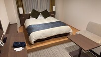 1人で宿泊したがダブルベッドの他、ソファーとテーブルがあってゆったり過ごせた