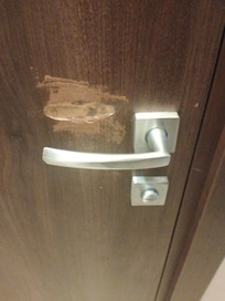 Fanno alla porta del bagno