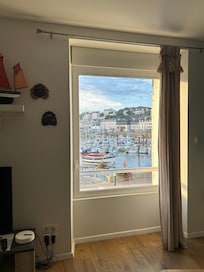 Point de vue privilégié sur la vie du port.