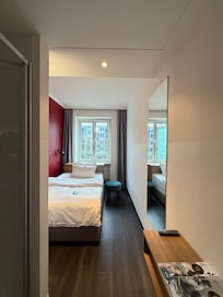 かなり広角で撮っています。