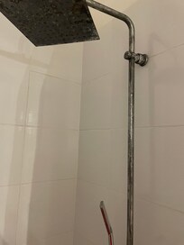 Salle de douche vétuste