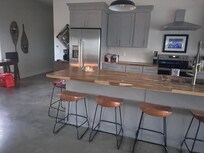 Plenty of room - we enjoyed sitting at the countertop area drinking our morning coffee w a view of Pikes Peak
