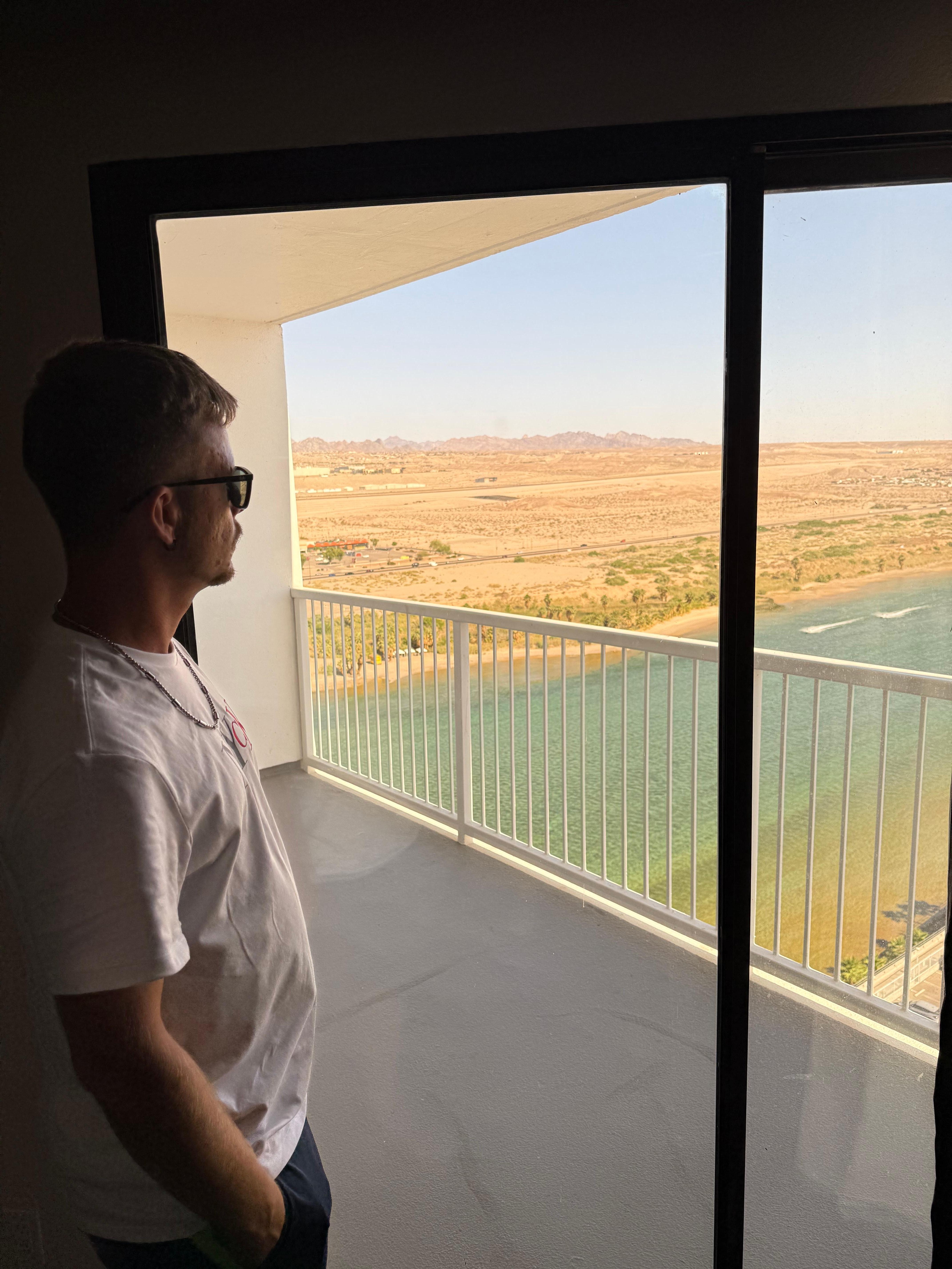 Blick aus dem Fenster mit Balkon 