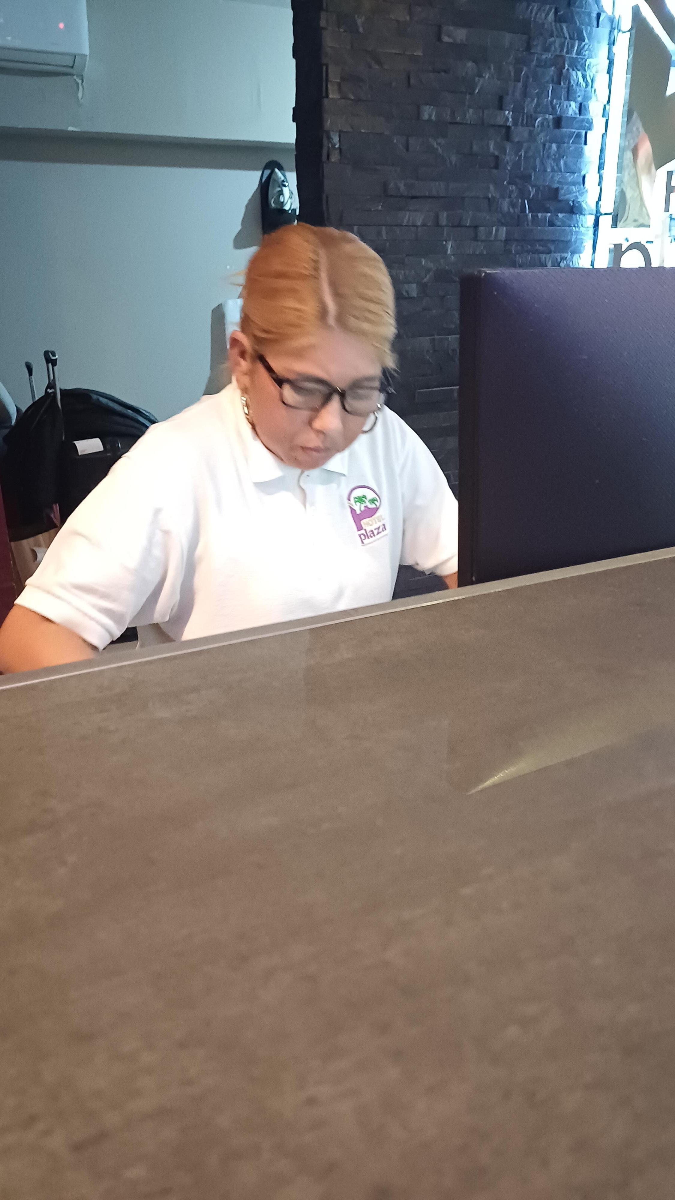 La recepcionista prepotente, grosera y de mala cara. Evítense una mala experiencia y elijan mejor otros hotel en la zona, afortunadamente hay bastantes. Me arrepentí muchísimo de elegir este hotel.