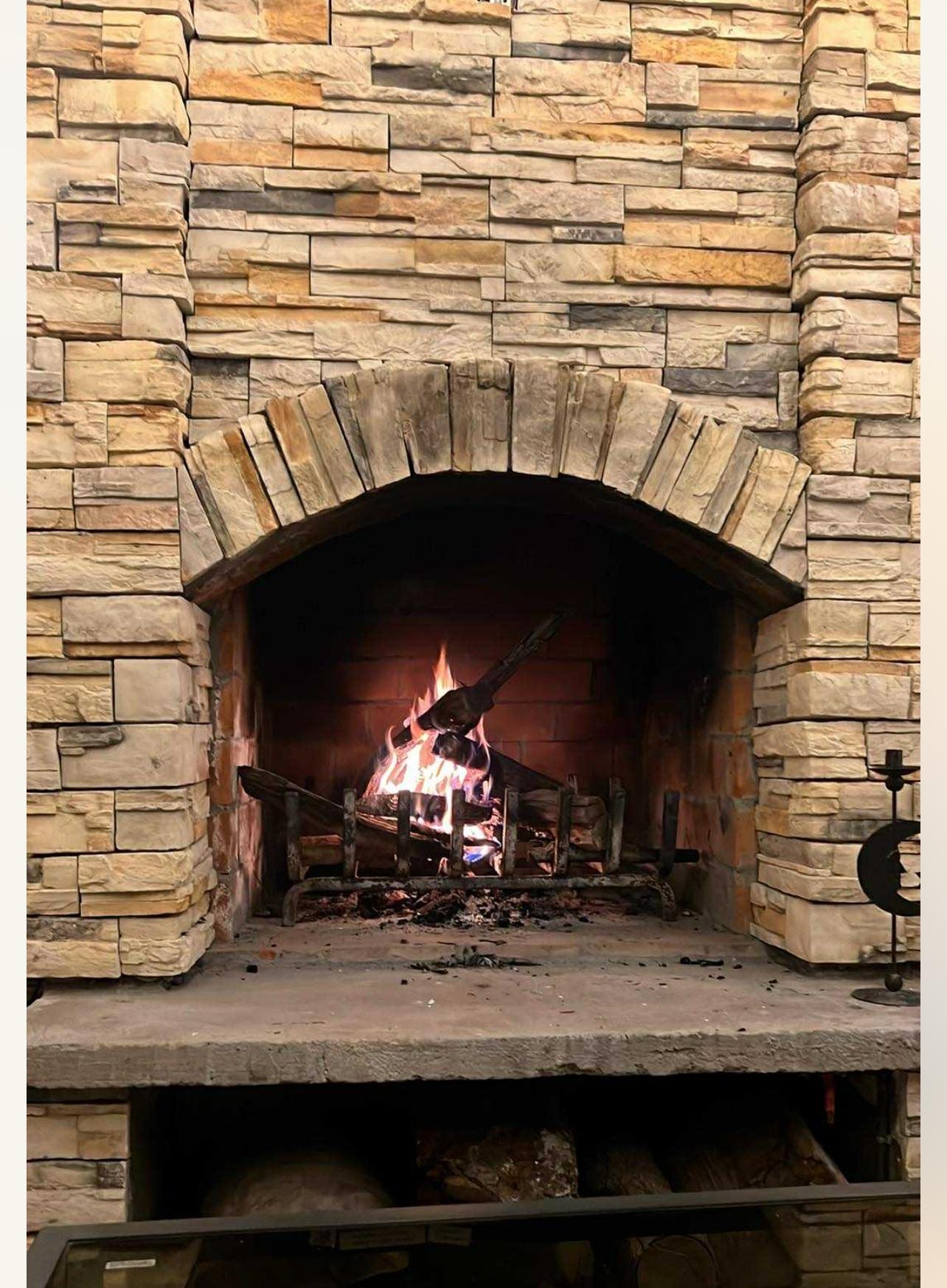 El area del patio cuenta con una chimenea hermosa, zona de BBQ, espacioso como para compartir un momento muy agradable.