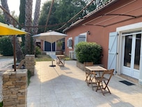 Petite terrasse face à l’habitation et à la piscine