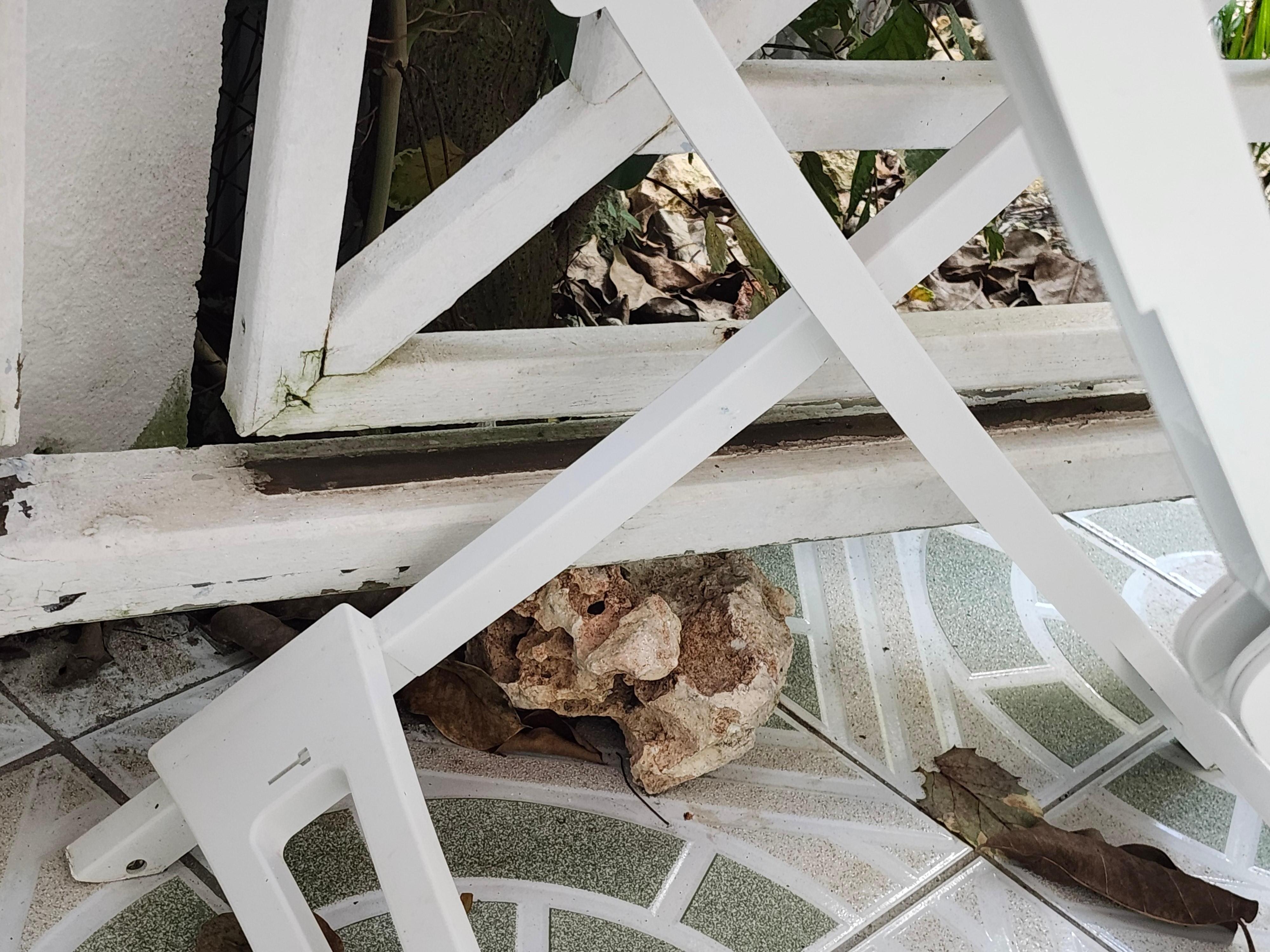 Une grosse pierre qui a pour mission de soutenir la rambarde.