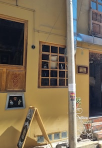 Entrada do hotel junto ao restaurante