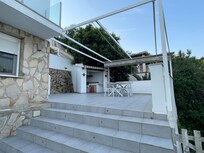 Terrasse mit Grillhaus
