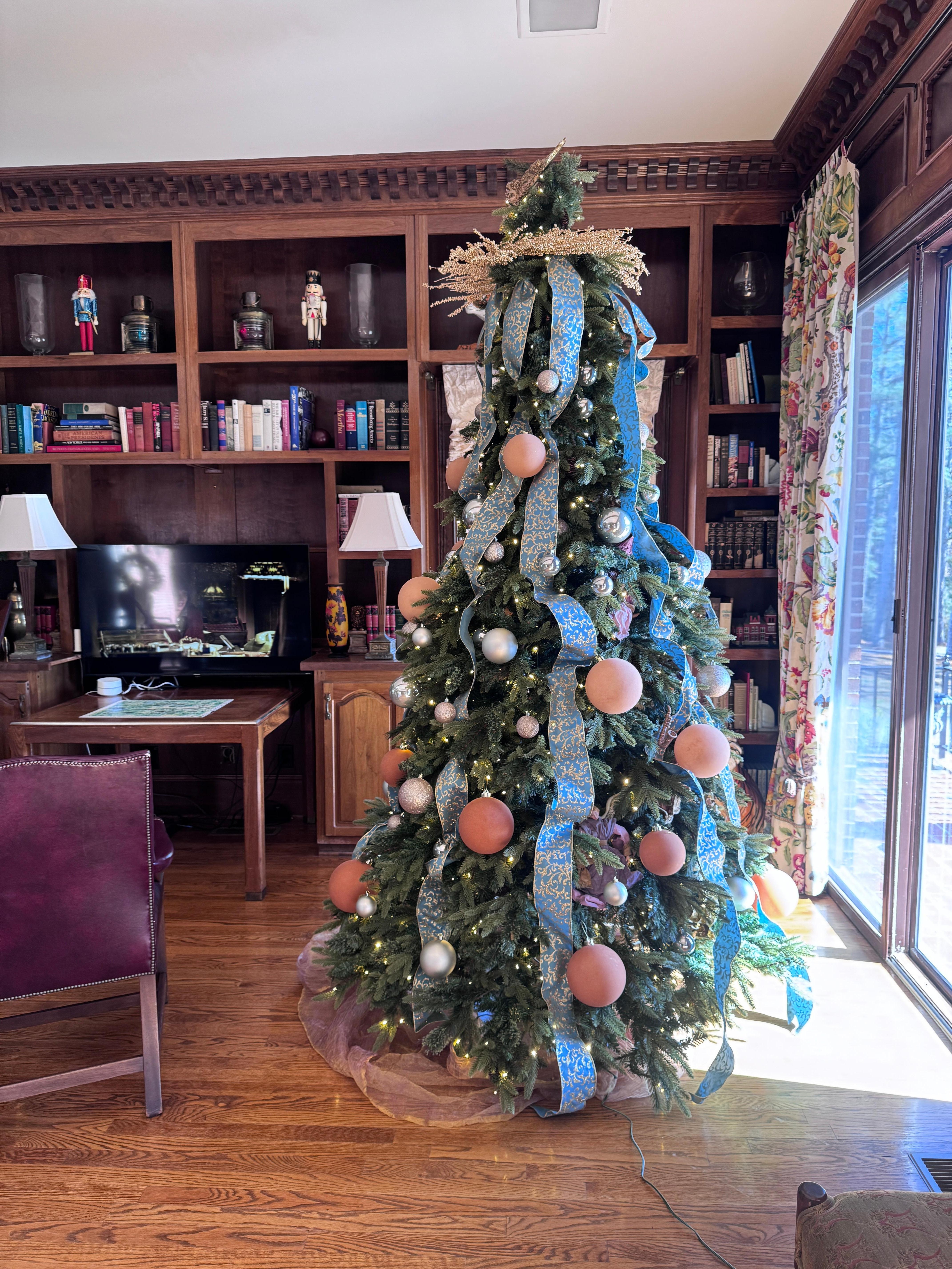 The Christmas decorations made the house feel like a home. 