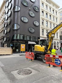 Baustelle vor der Tür, bei geschlossenem Fenster, trotzdem ruhig im Zimmer. Kein Problem da Klimaanlage.