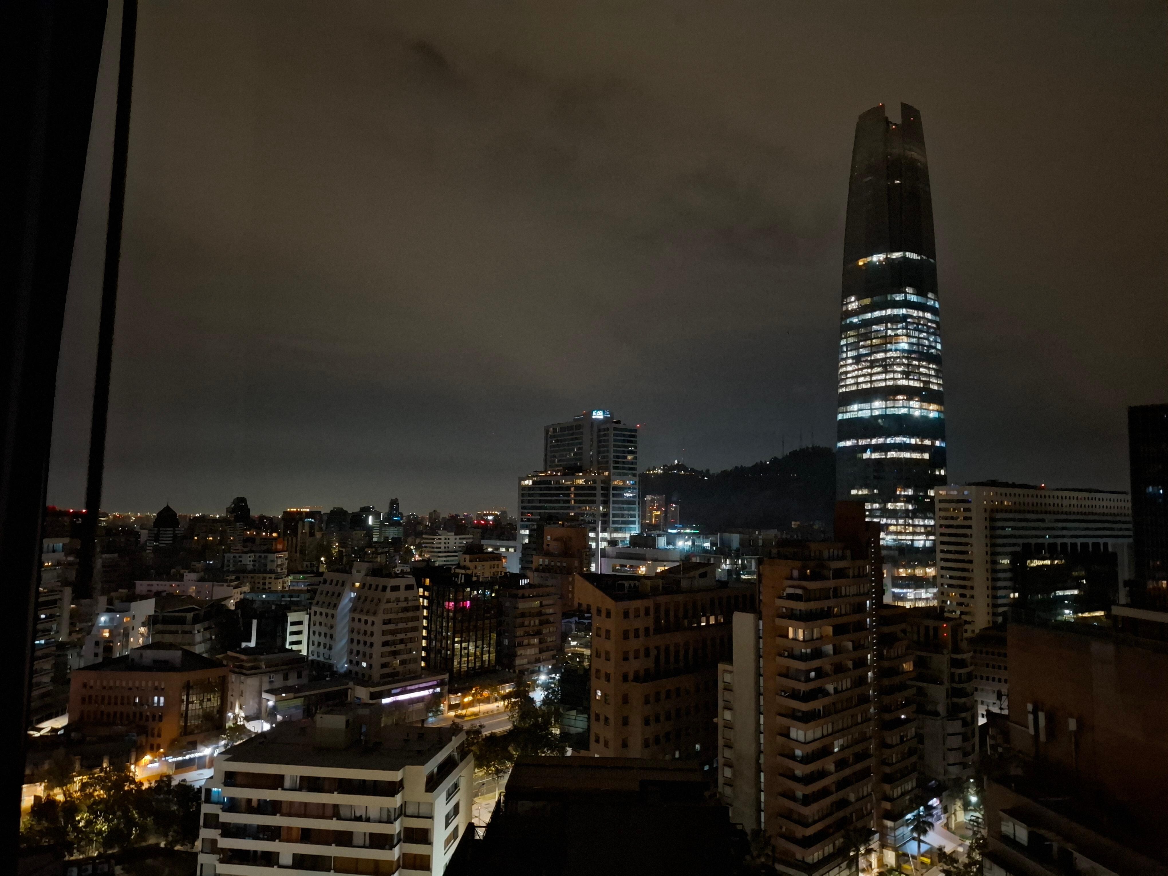 Vista noturna da janela do quarto 