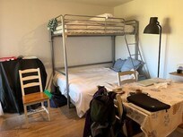 lit de 140 de large fixé à deux murs . donc impossible a faire correctement si l'arthrose bloque les genoux