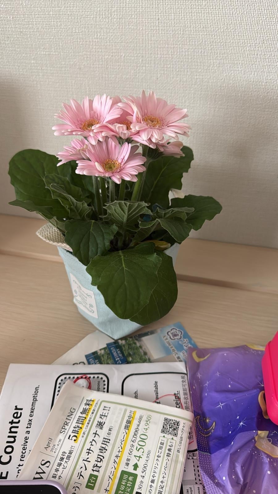 入住第一天，在梅田站買了  鮮花，到check out 當天仍然非常健康沒有凋謝，房間陽光充足又足夠空間感，真的住得很自在