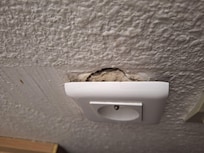 Prise qui se décole du mur