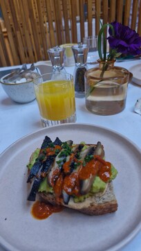 Desayuno muy completo y delicioso