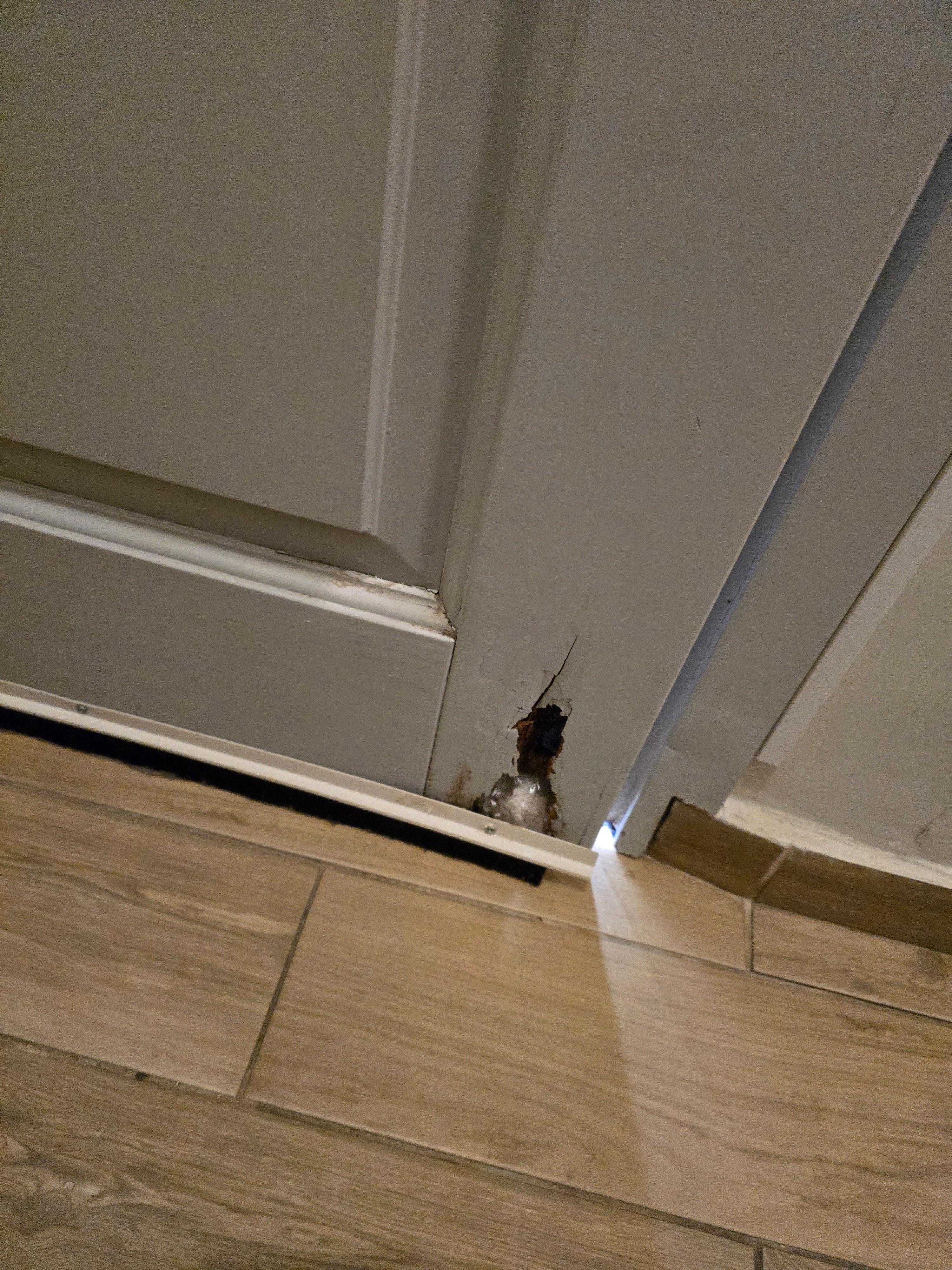 Hull nederst i inngangsdøren. Rommet var I første etasje ut mot bakgård... 