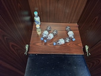 leere Flaschen im Schrank