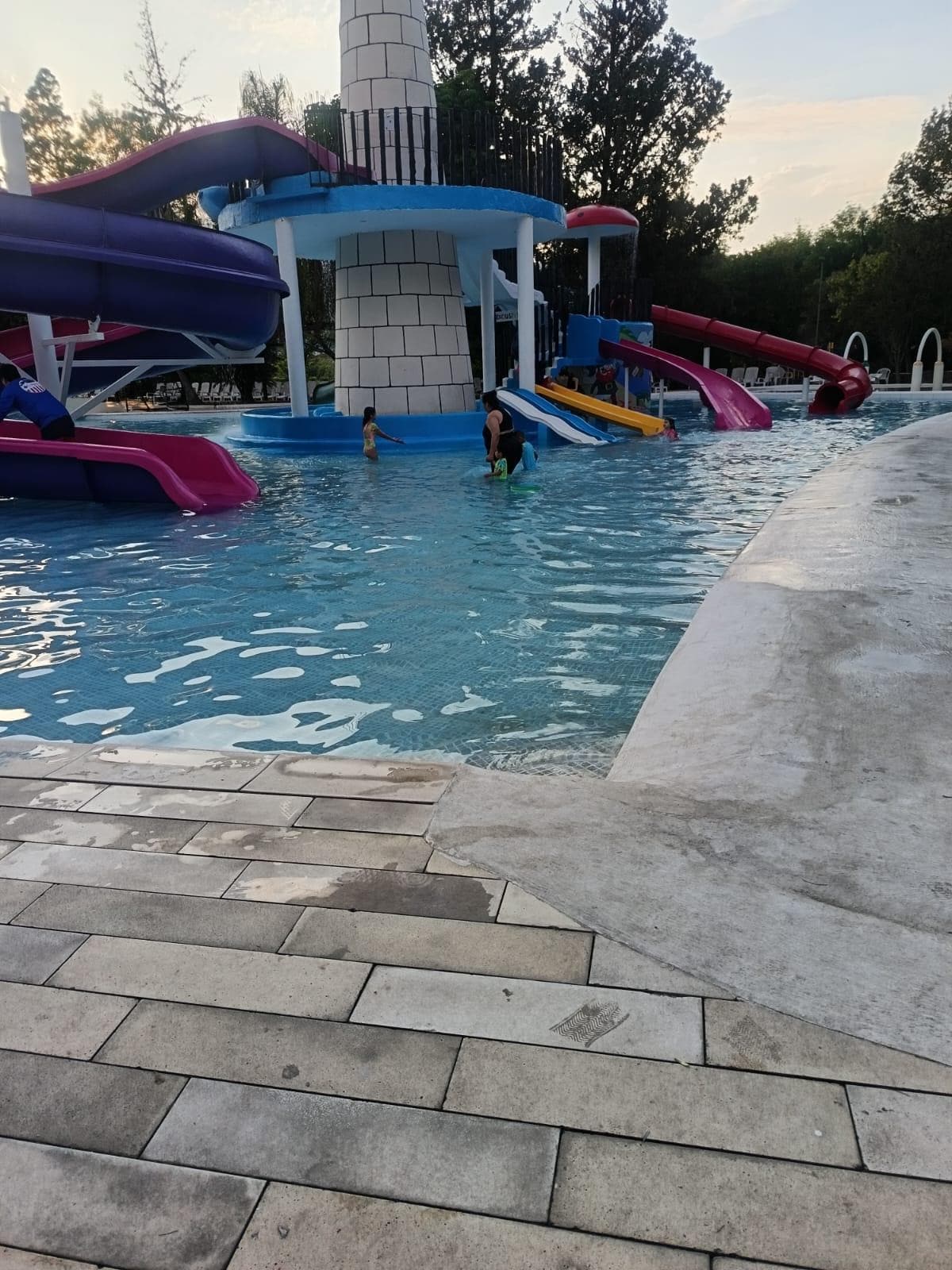 Alberca al aire libre y juegos para niños