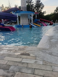 Alberca al aire libre y juegos para niños