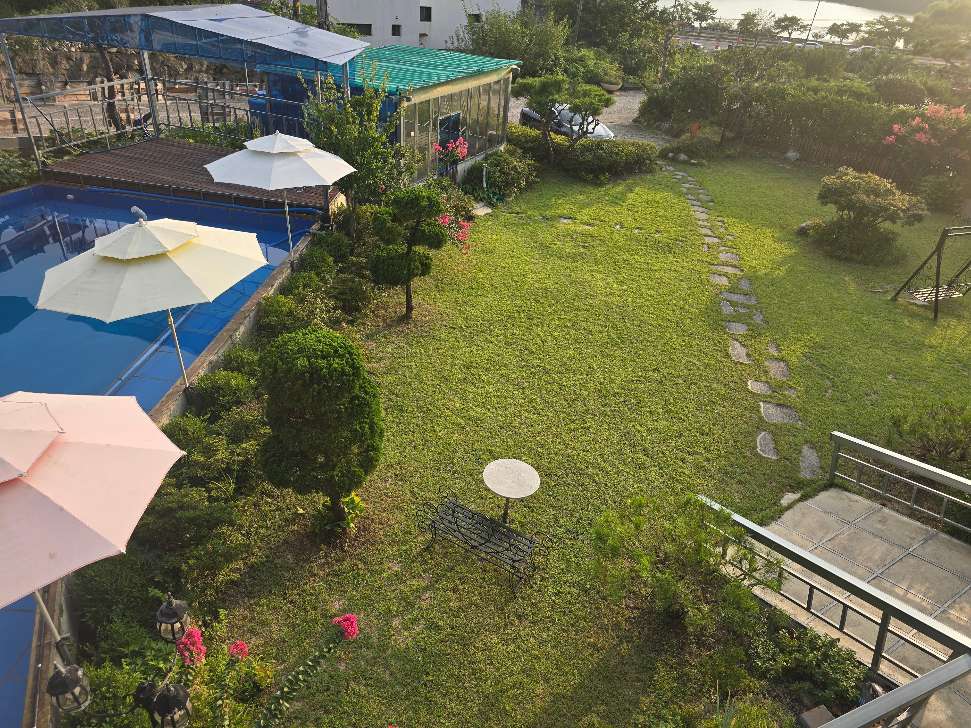 이층에서 내려다 보이는 전경입니다.
테라스도, 화장실도 다 넓고, 쾌적하고 편리했습니다. 