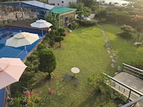 이층에서 내려다 보이는 전경입니다.
테라스도, 화장실도 다 넓고, 쾌적하고 편리했습니다.