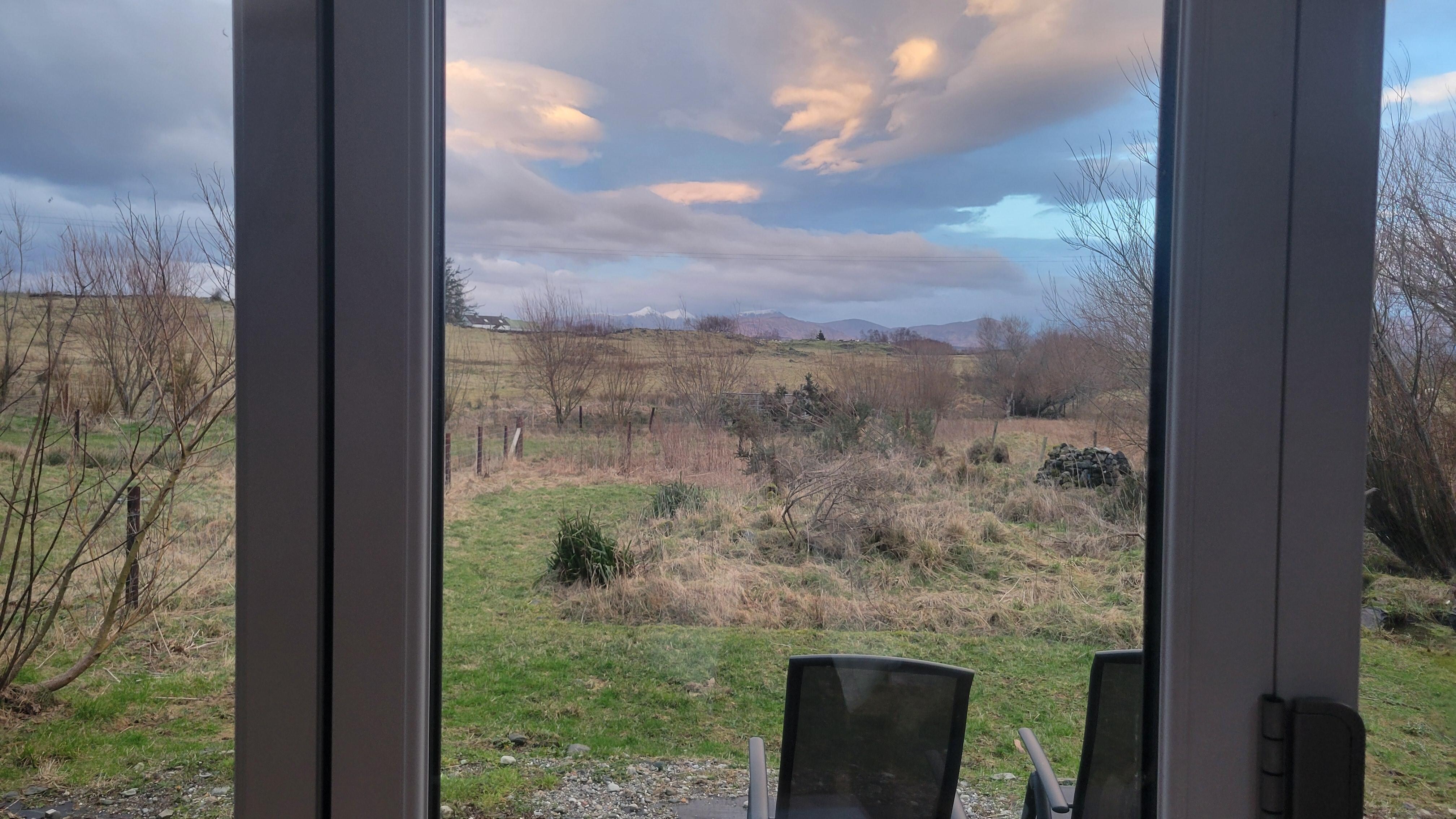La vue de la baie vitrée et la terrasse
