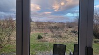 La vue de la baie vitrée et la terrasse