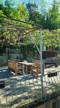 Sitzmöglichkeit mit Grill draußen