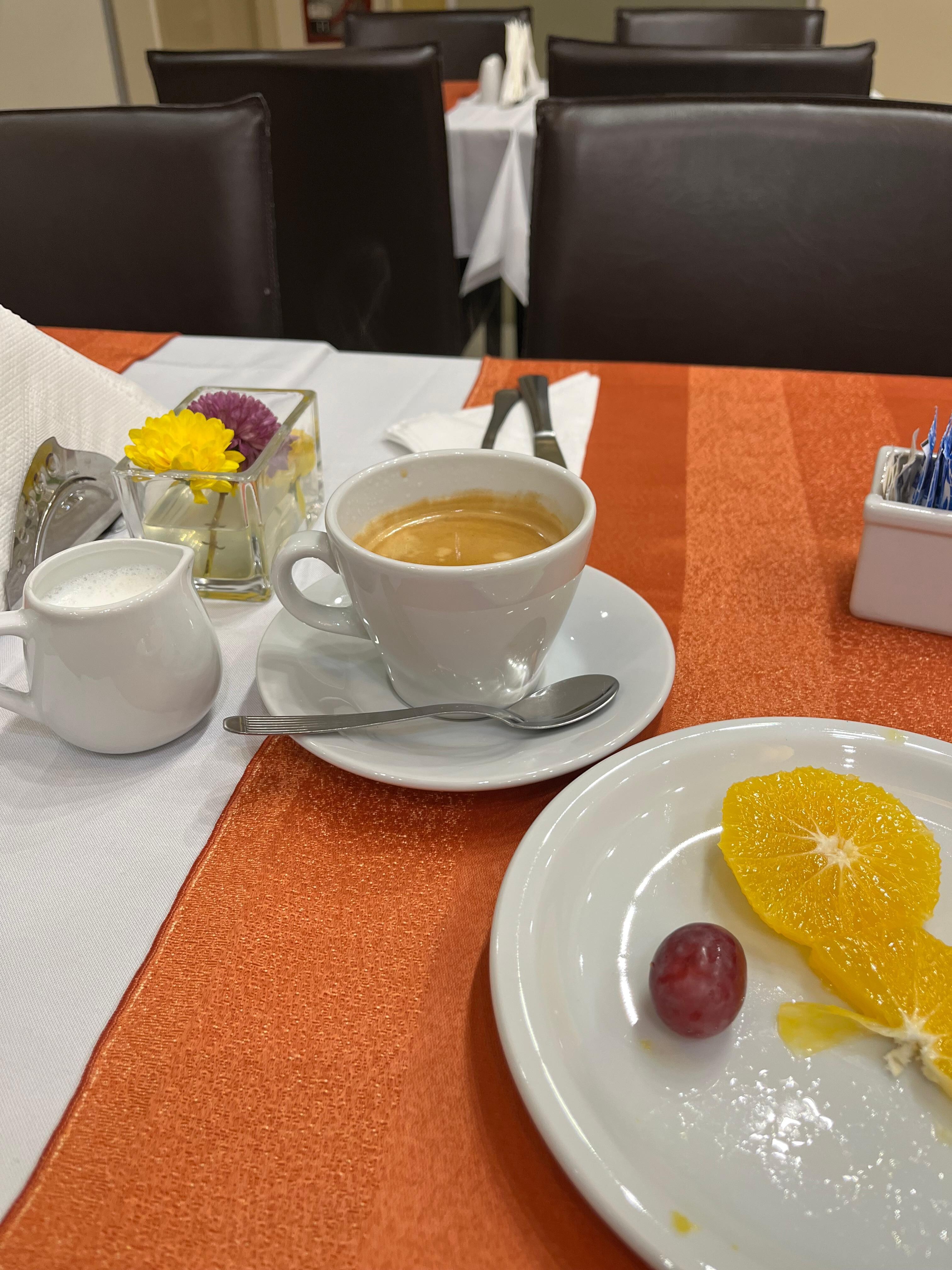 Café da manhã sempre variado. 