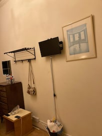 Mikro TV som ikke virker samt de få kroge der var til rådighed, men placeret over en kommode