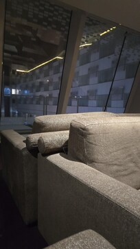 Sala de estancia en el piso para que no pueda dormir se salga a leer muy cómodo y no moleste a los compañeros huéspedes el cuarto.