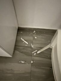 Fliesen fallen von der Wand