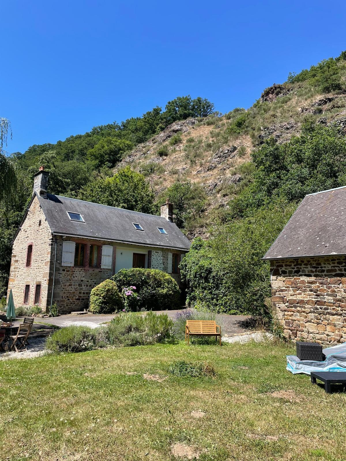 Het huisje vanuit de tuin.