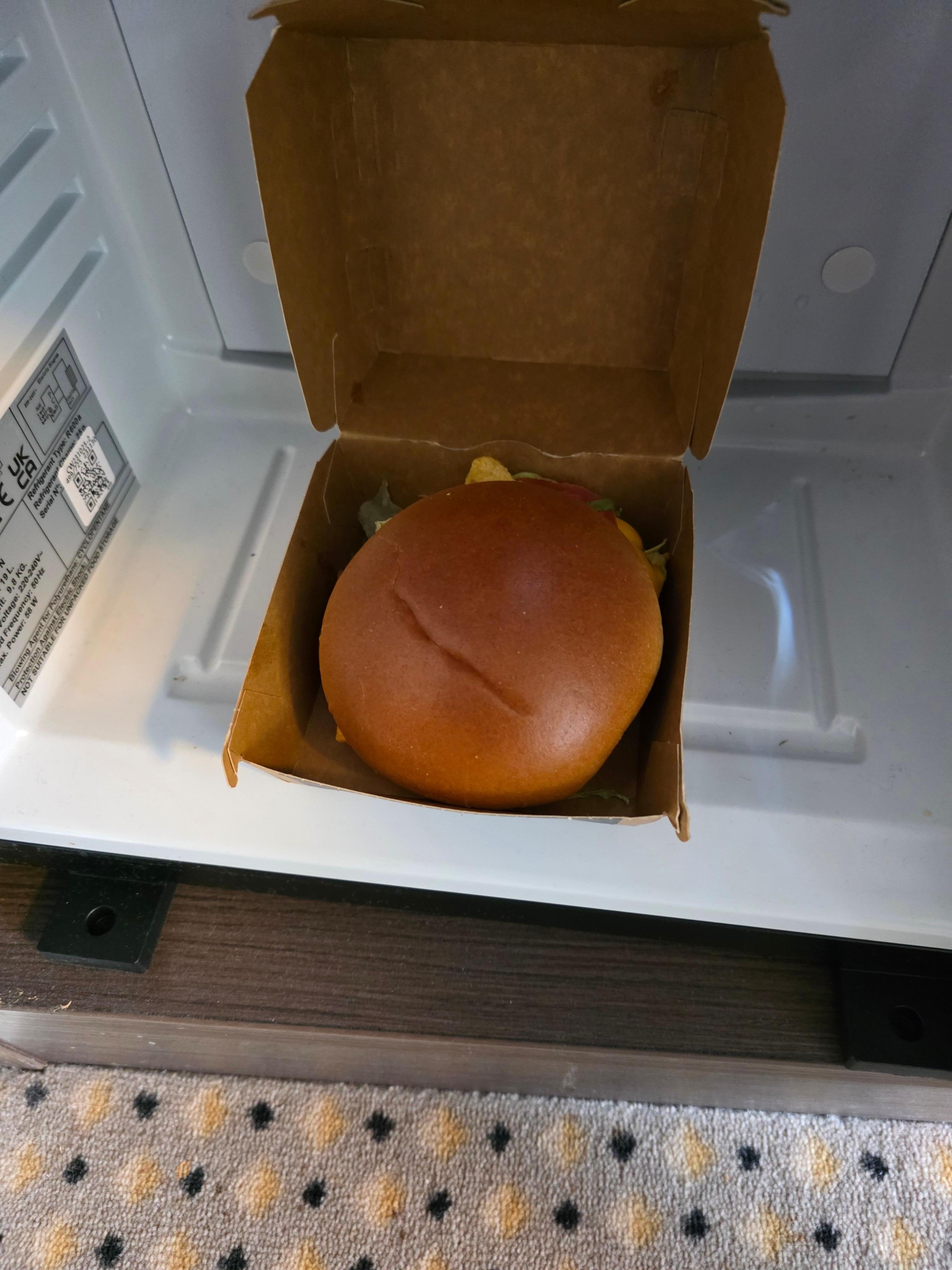 De første eg kjente npr eg åpnet døren var en meget dprlig lukt av mat, fant en gammel hamburger i kjøleskapet, luktet helt grusomt, måtte vaske og vaske kjøleskapet før eg kunne legge inn mine ferske jorbær, mp stille spørsmål om renholder