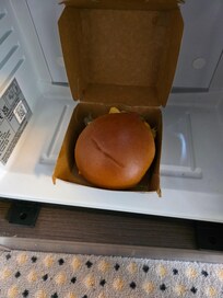 De første eg kjente npr eg åpnet døren var en meget dprlig lukt av mat, fant en gammel hamburger i kjøleskapet, luktet helt grusomt, måtte vaske og vaske kjøleskapet før eg kunne legge inn mine ferske jorbær, mp stille spørsmål om renholder