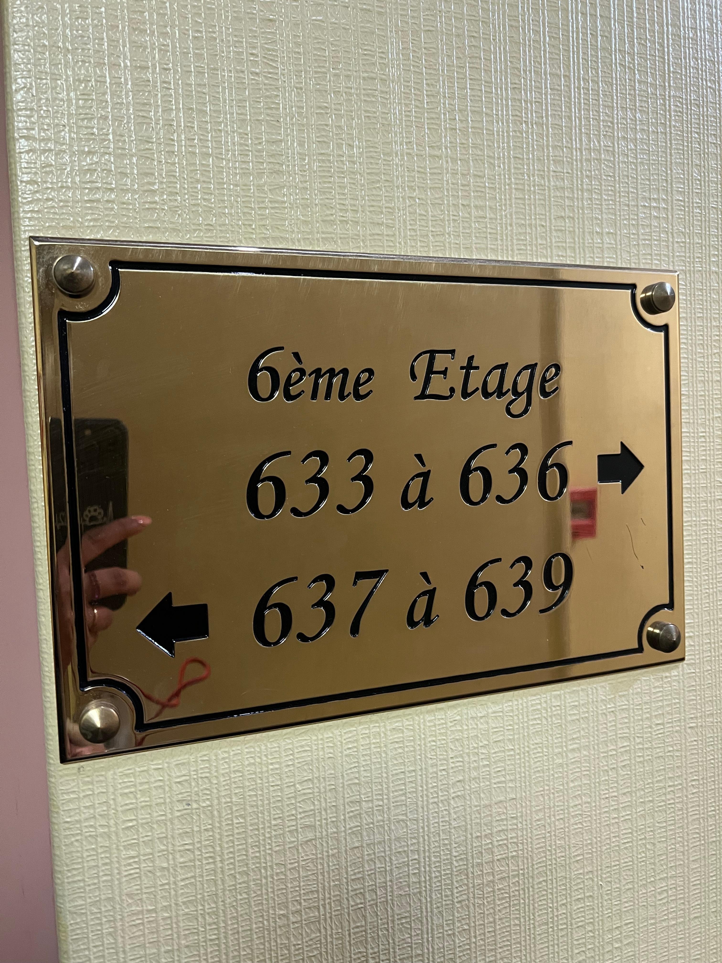 Loved this gold plate for room display 