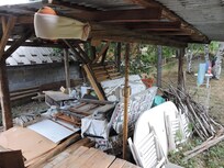 Abris qui jouxte la terrasse et le jardin