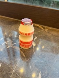 朝食にヤクルトが付きました。