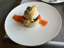 朝食ビュッフェのサーモンエッグベネディクト