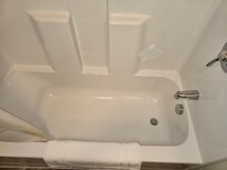 Tub/shower. CLEAN!!