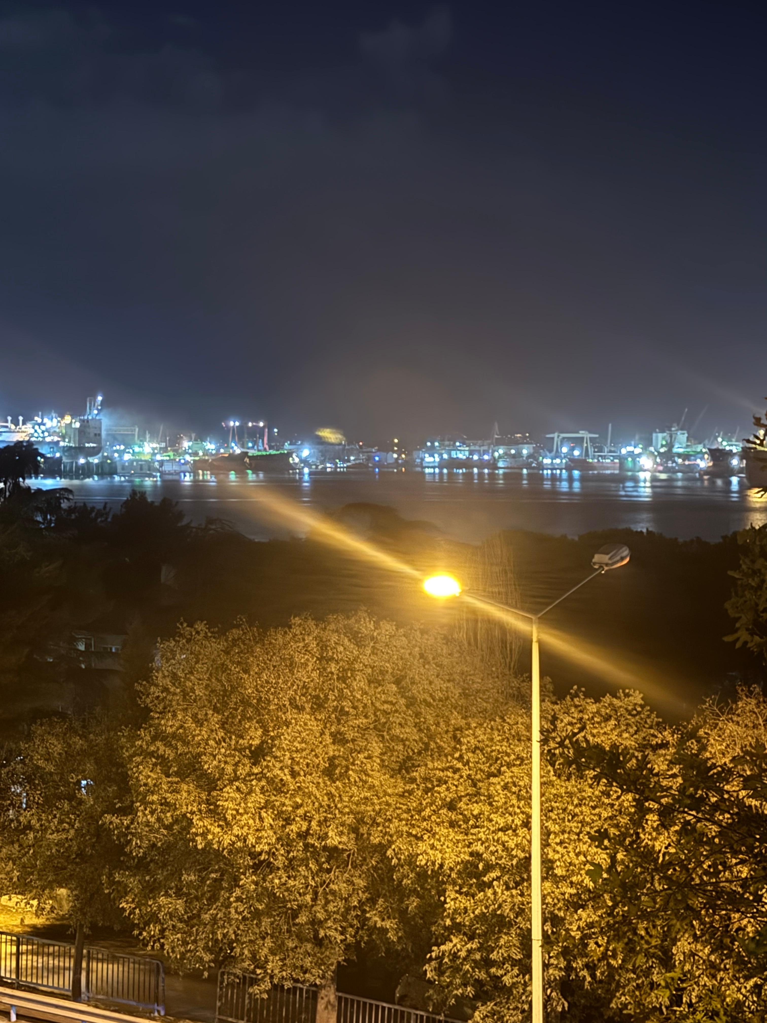 Blick Hotelzimmer auf Hafen