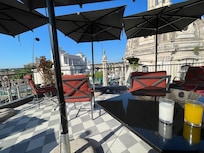 Terraza a la hora del desayuno con la leche que estaba hechada a perder ( expirada)