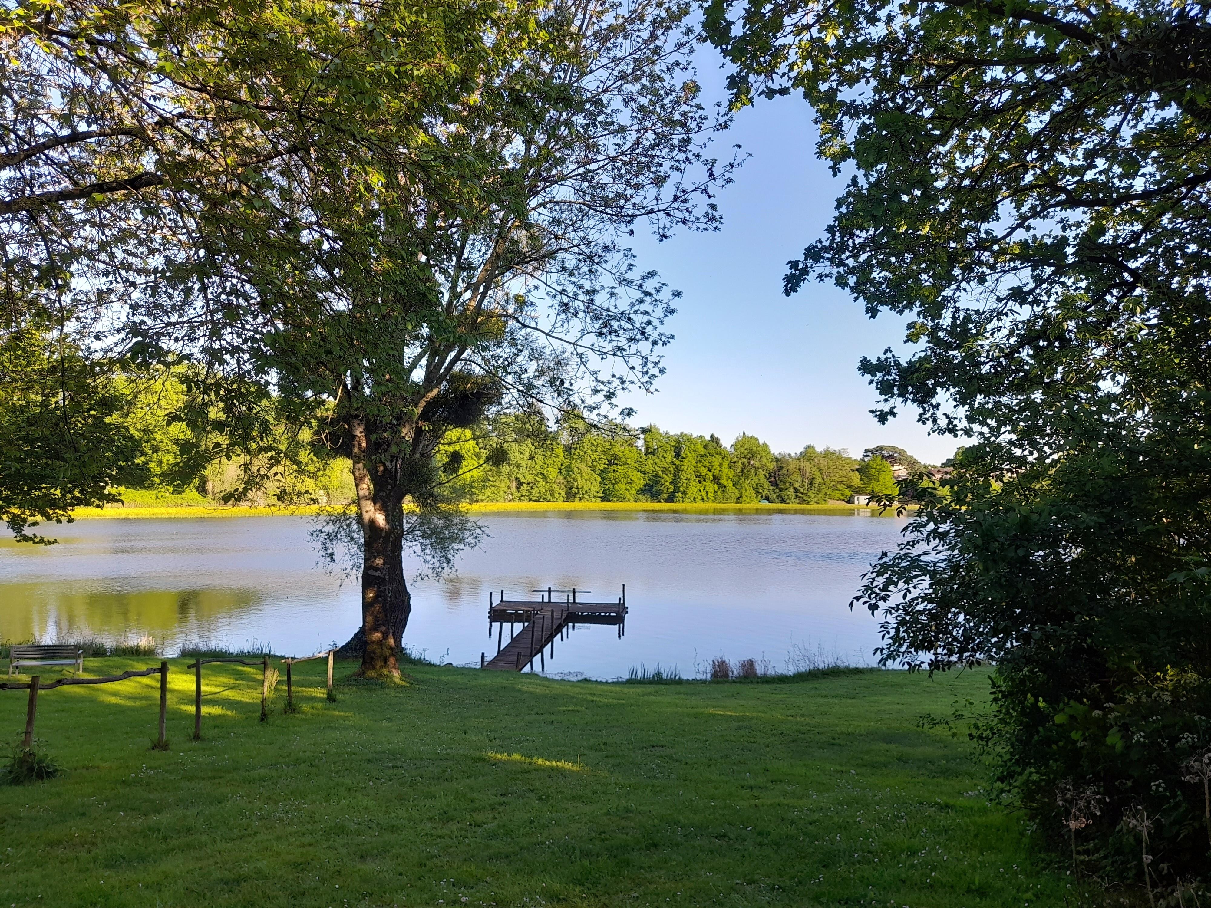 Vue sur le lac, à partir de la terrasse du gîte. 

