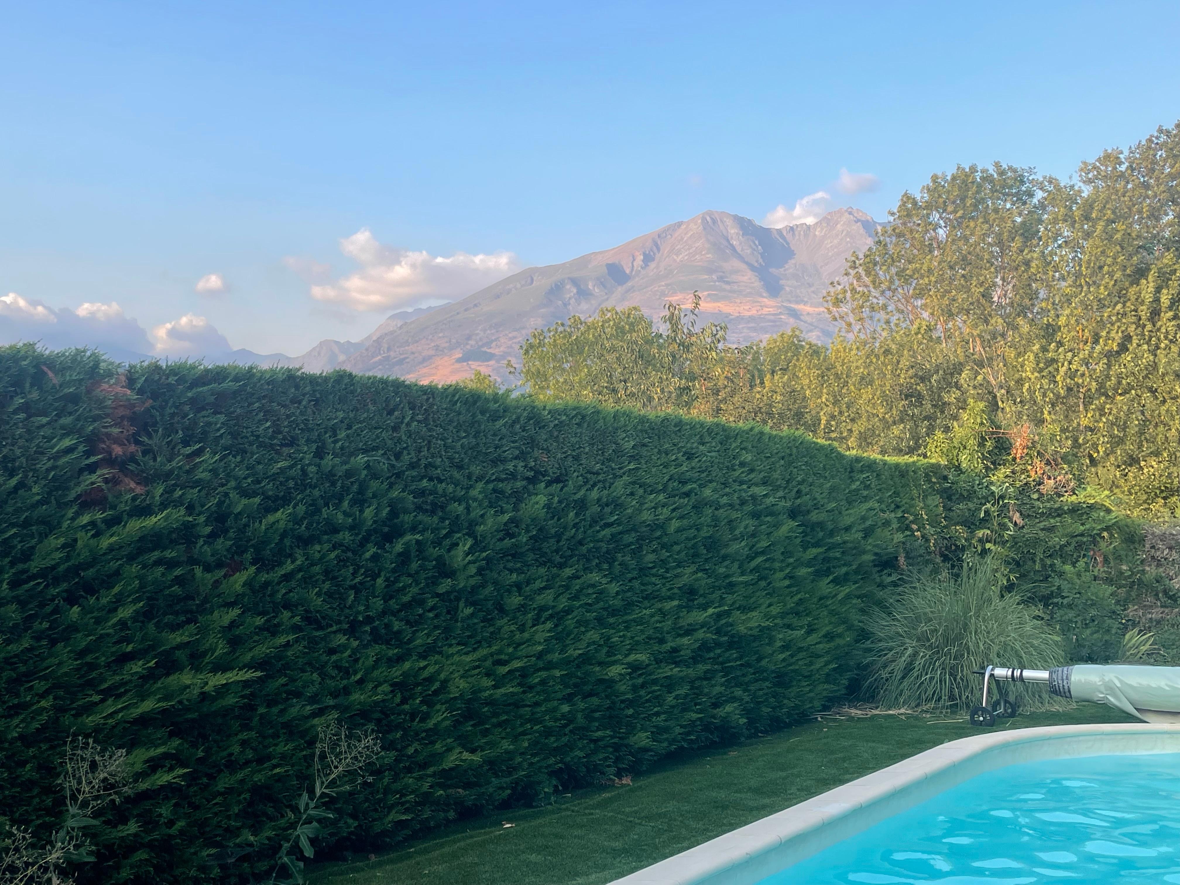La montagne vue de la piscine 
