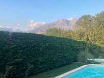 La montagne vue de la piscine