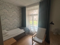 こじんまりした部屋、窓の外はガーデンルーフでした